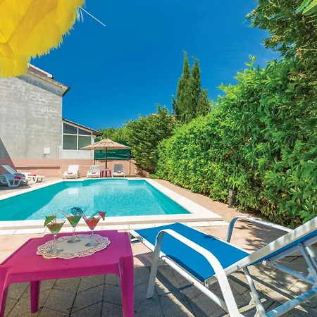 Pet Friendly In With Jacuzzi Pola