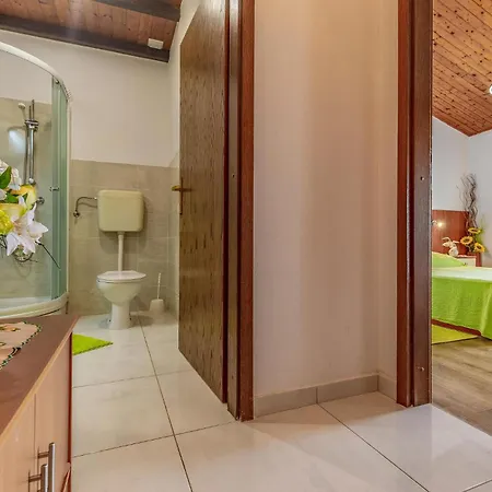 Pet Friendly In With Jacuzzi Pola