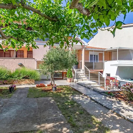 Pet Friendly In With Jacuzzi Pola