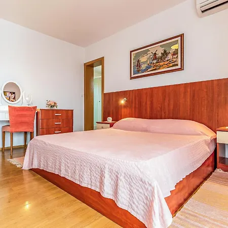 Pet Friendly In With Jacuzzi Pola
