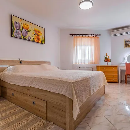 Pet Friendly In With Jacuzzi Pola