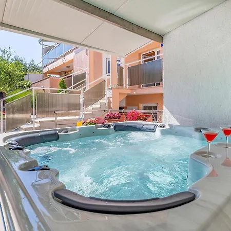 Pet Friendly In With Jacuzzi Casa vacanze Pola