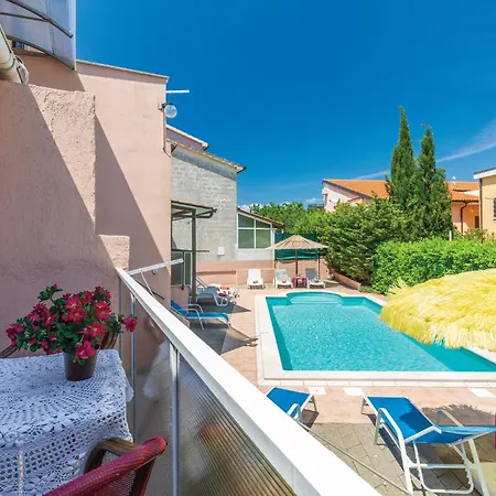 Stunning In Пула