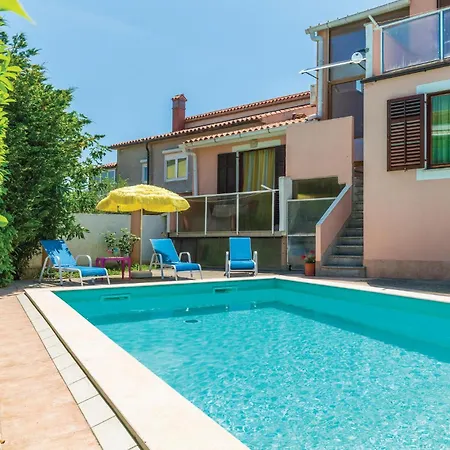 Pet Friendly In With Jacuzzi Pola