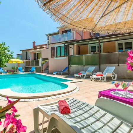 Pet Friendly In With Jacuzzi Pola