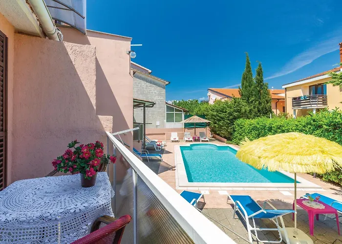 Stunning In بولا