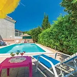 Stunning Home In Pula Pula