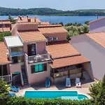 Stunning Home In Pula Vikendica *