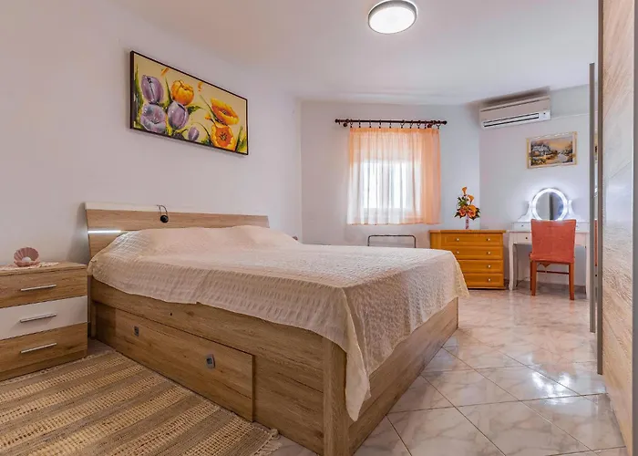 Stunning Home In Pula Pula