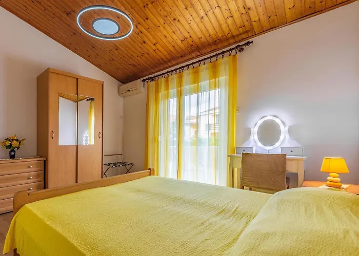 Stunning Home In Pula Feriehus Pula